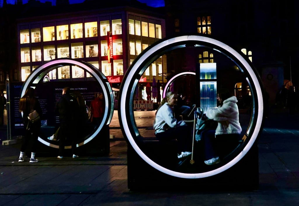 Richtig faszinierend erst im Dunkeln: Besucher probieren die Loops auf dem Marktplatz aus.&nbsp;