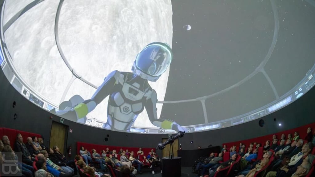 Von der glühend heißen Oberfläche des Merkur bis zu den eisigen Rändern des Pluto – das Planetarium in Halle lädt zu einer rasanten Reise durchs Sonnensystem ein.