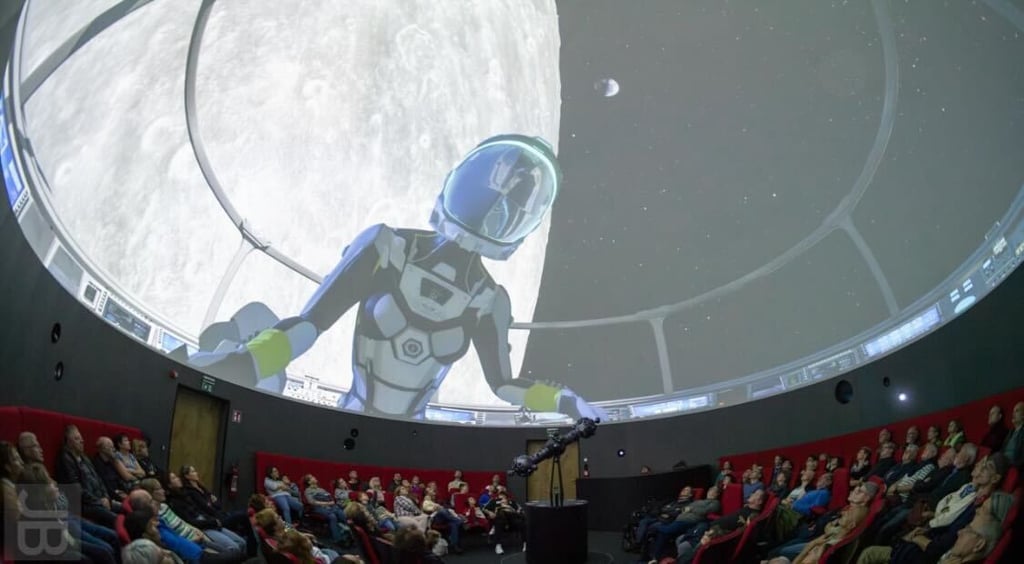 Von der glühend heißen Oberfläche des Merkur bis zu den eisigen Rändern des Pluto – das Planetarium in Halle lädt zu einer rasanten Reise durchs Sonnensystem ein.