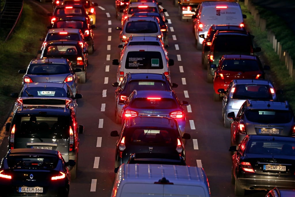 2024 pendelten 571.812 Personen in Sachsen-Anhalt über die Grenzen ihres Wohnortes zur Arbeit, so das Statistische Landesamt in Halle. (Symbolbild)