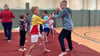 Zu zweit üben die Kinder die erlernten Verhaltensweisen und Tricks.