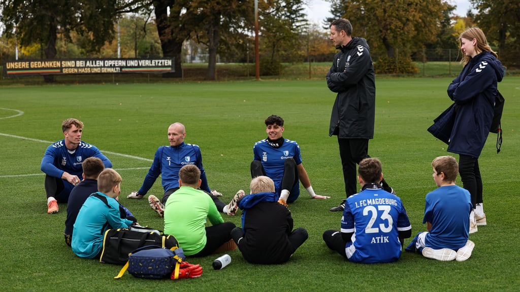 Unterhielten sich mit Freude auf dem Rasen: Noah Kruth (v.l.), Dominik Reimann, Robert Kampa, Matthias Tischer, die Begleiterin der Kids und natürlich insbesondere die Heranwachsenden.