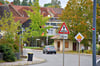Auf vielen Verkehrsschildern in Theißen kleben Sticker. Das Anbringen solcher gilt als Sachbeschädigung und kann teuer werden.