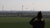 Der Blick vom Felsenberg bei Dahlenwarsleben: Zu erkennen sind die Strommühlen des Windparks Ebendorf. Doch es soll ein weiterer Windpark am Fuße des Aussichtspunktes entstehen.