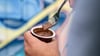 Sieht komisch aus, ist aber gerade Trend: Einen Pudding mit einer Gabel essen.
