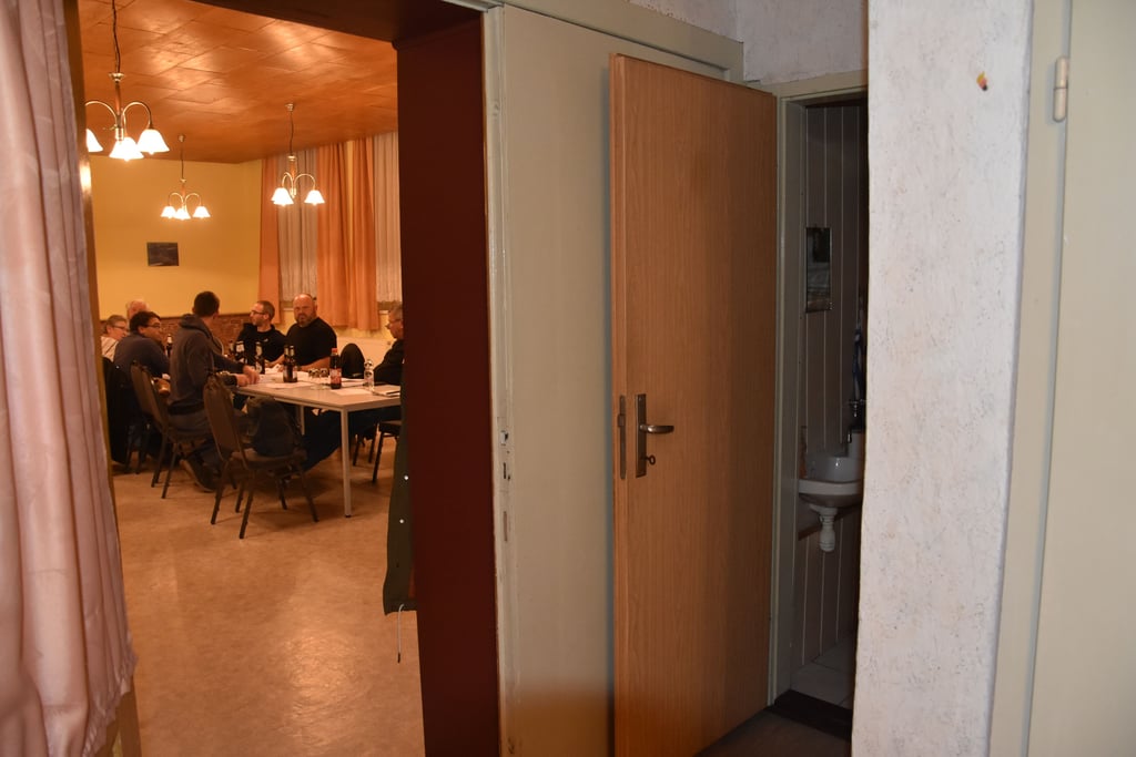 So sehen aktuell die Gegebenheiten aus. Rechts der Eingang zur Frauentoilette, links der Durchgang zur Bauernstube, in der gerade der Ortschaftsrat tagt.