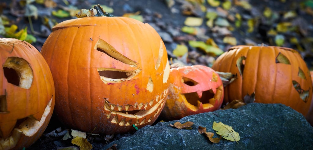 Auf dem Alten Friedhof wird am 31. Oktober gruslige Dekoration für Halloween aufgestellt.