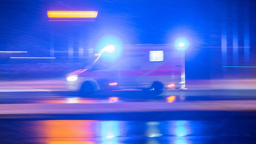 Ein Fußgänger ist am Donnerstagmorgen bei Burg von einem Auto angefahren worden.