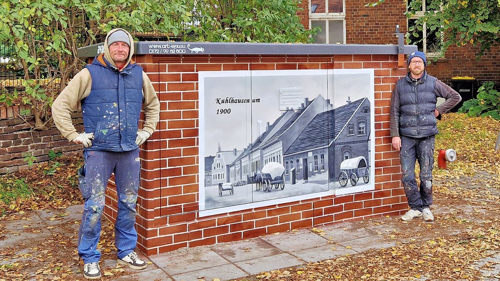Daniel Siering (links) und Hendrik Uterwedde haben das Trafohaus in Kuhlhausen gestaltet.