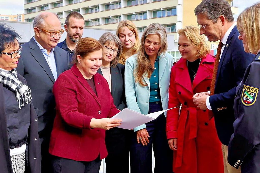 Sachsen-Anhalts Justizministerin Franziska Weidinger (vorne Mitte) hat am Mittwoch den Förderbescheid für das neue Schülergericht in Halle übergeben.