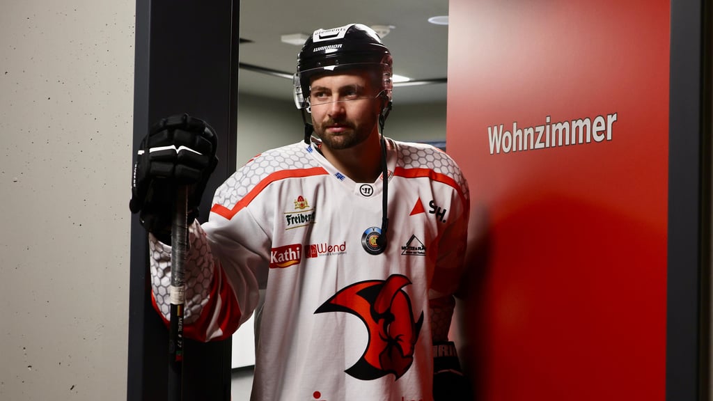 Bulls-Kapitän Thomas Merl vor der neuen Kabine der Saale Bulls im Sparkassen-Eisdom, noch fehlen dort die letzten Handstriche.