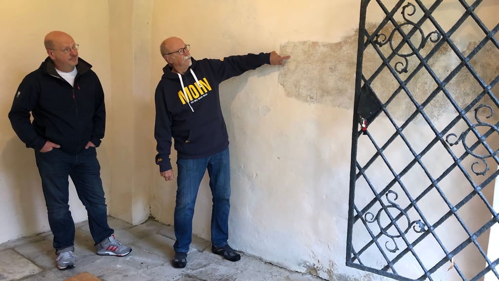So sah die Original-Wandgestaltung im Inneren des Ziegerschen Grabmals aus: Felix-Michael Vatterodt (r.) und Ulf Koischwitz vom Förderkreis St.-Aegidii-Kirche Quedlinburg freuen sich über die Kooperation mit der Jugendbauhütte, die auch im und am Mausoleum im Einsatz war.
