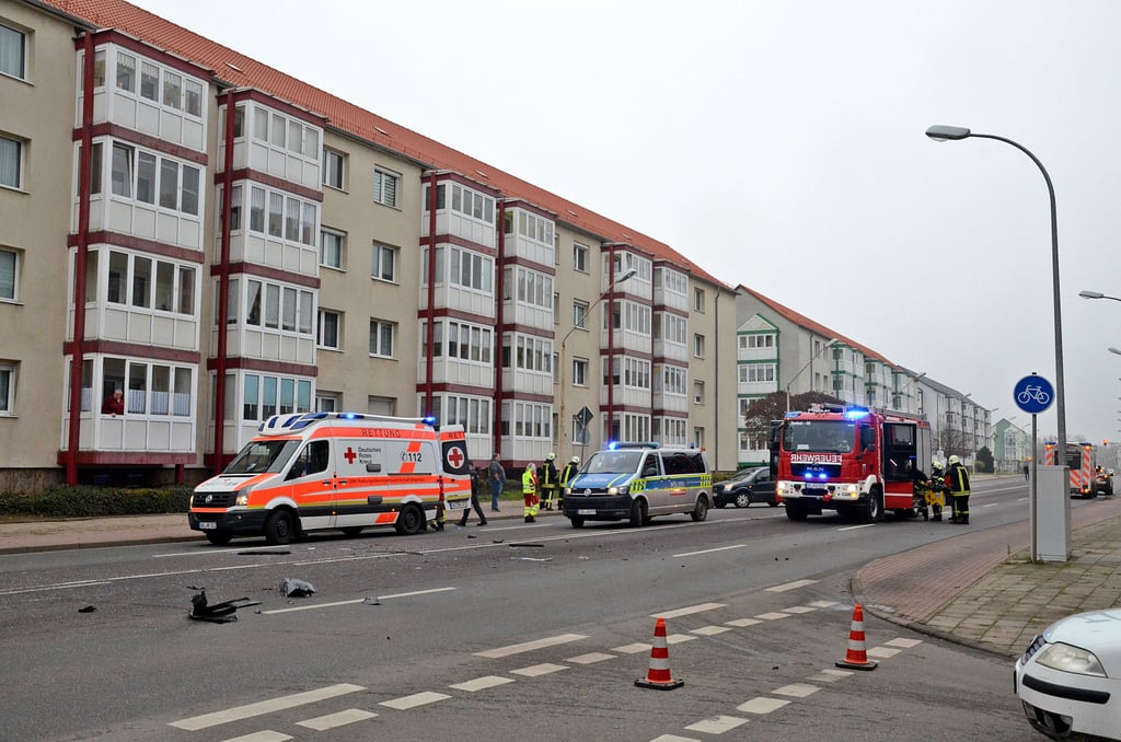Nicht nur Patienten, die bei Verkehrsunfällen verletzt wurden, auch andere Notfälle müssen künftig in andere Kliniken gebracht werden, was die Einsätze des Rettungsdienstes drastisch verlängert.