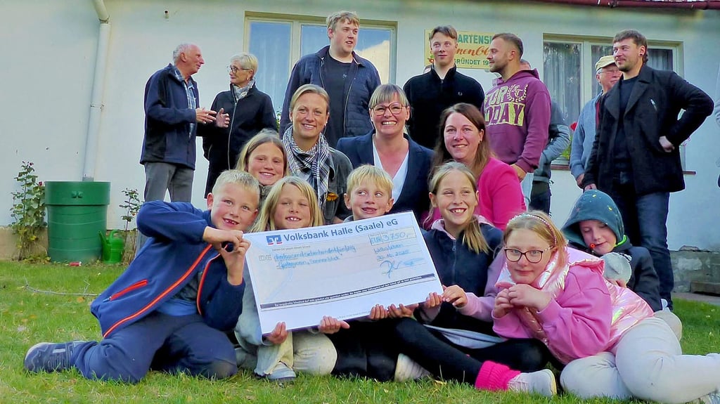 Große Freude bei den Mitgliedern des Gartenvereins in Welbsleben und den Kindern – sie bekommen dank einer gelungenen Spendenaktion einen neuen Spielplatz vor dem Gartenvereinshaus gebaut.