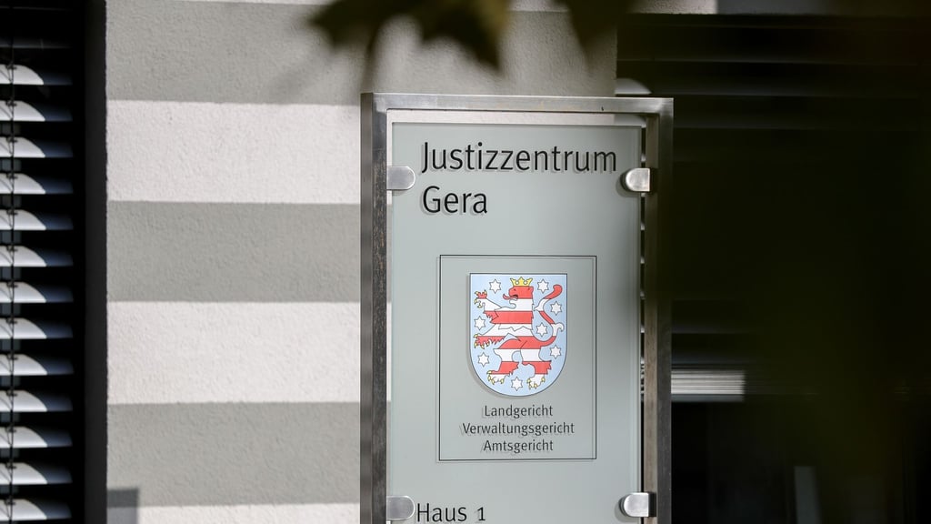 Ein 46-Jähriger steht wegen versuchten Mordes an seiner Ehefrau vor Gericht. (Archivbild)