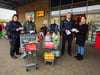 Axel Trippo, Annett und Jennifer Henning finden die Aktion gegen Taschendiebstahl von Anja Thiemann und Björn Lehmann gut. 