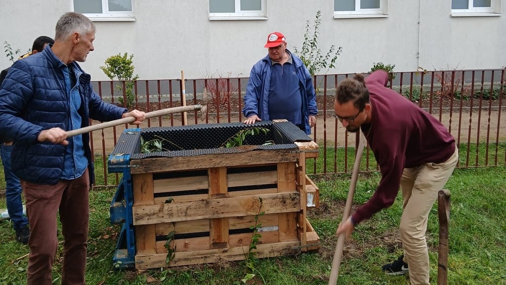 An einem Nachmittag wurde der Anfang des neuen Projekts gemacht. Auf dem Gelände des Offenen Treffs Nordwest in Magdeburg stehen nun neue Hochbeete.