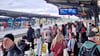 Ein voller Bahnsteig, dort wo der RE7 fährt, ist seit Wochen Normalität, wie hier Anfang Oktober.