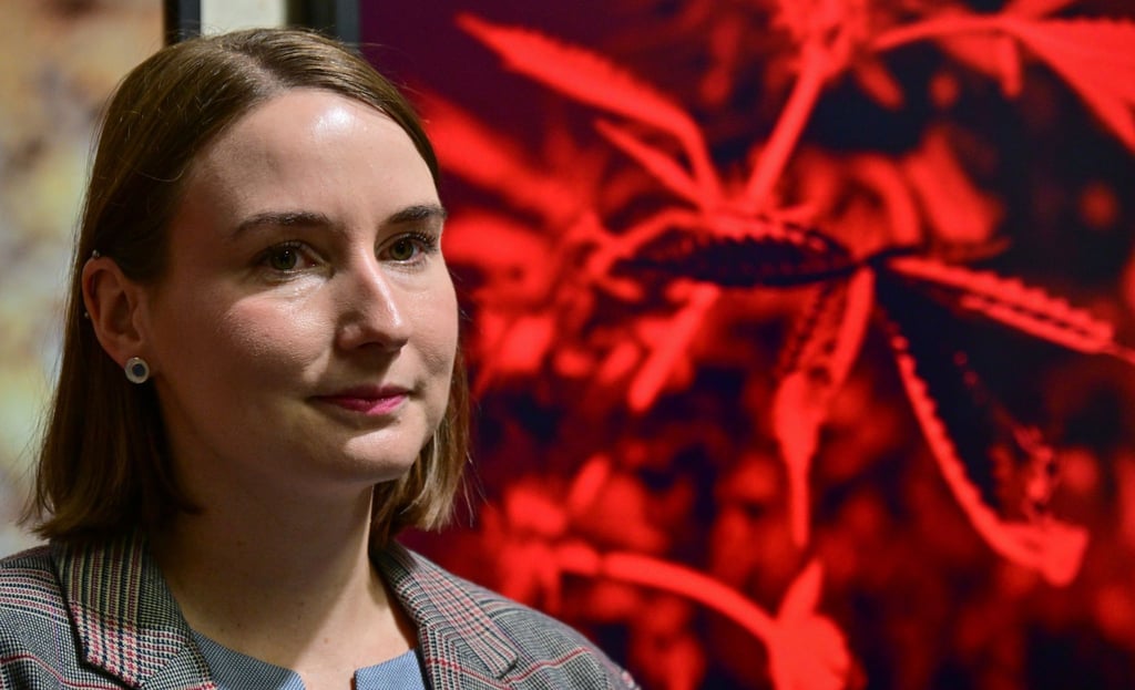 Katharina Schenk (SPD), Ministerin für Arbeit, Soziales, Gesundheit, Frauen und Senioren von Thüringen, während eines Pressegesprächs in der Ausstellung "Only good vibes? Cannabis, Rausch und Realität“ in der Defensionskaserne auf dem Petersberg.