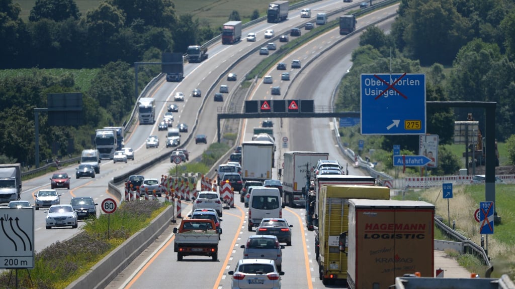 Augen auf im Straßenverkehr: Das sollte generell selbstverständlich sein. Doch erst recht im Bereich von Baustellen, wo es oft nur viel langsamer vorangehen darf.
