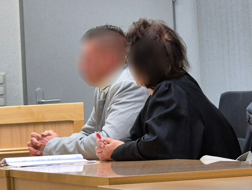 Der Angeklagte soll eine Frau ins Gesicht geschlagen haben.