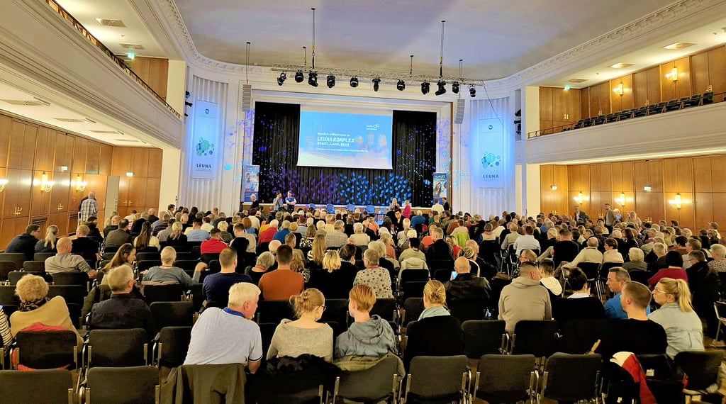 Der Carl-Bosch-Saal des Kulturhauses in Leuna war anlässlich der Filmpremiere gut besucht. Etwa 500 Besucher waren vor Ort.