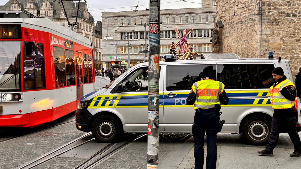Im vergangenen Jahren hatten Polizisten an jenen Straßen die Zufahrten zum Markt versperrt, wo die Tram verkehrt. Doch der Personalaufwand dafür ist zu hoch.