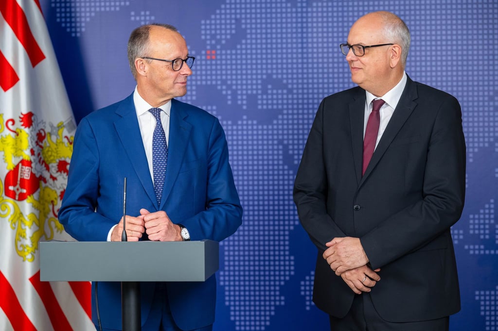 Bremens Bürgermeister Andreas Bovenschulte (r) warnt davor, die Probleme in den Städten allein auf die Migration zu reduzieren. (Archivbild)