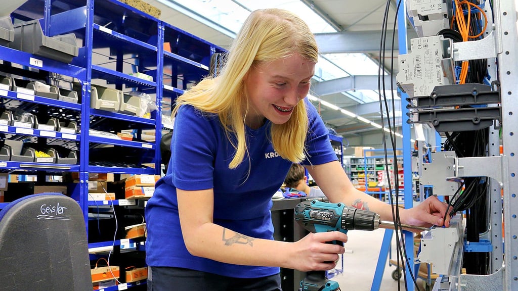 Xenia Hamann kam über ein Praktikum zu Krömer und macht jetzt eine Ausbildung zur Elektronikerin.