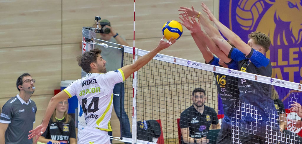 Mit einem 0:3 gegen Giesen endete die Heimpremiere der Volley Goats (dunkle Trikots) in Halle.