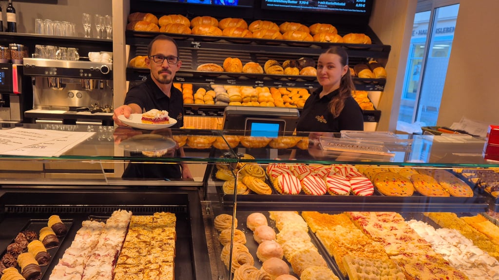 Burkhard Bröckel und Kristina Hrechko stehen hinter der Kuchentheke im Café Pfeiffers in Haldensleben.