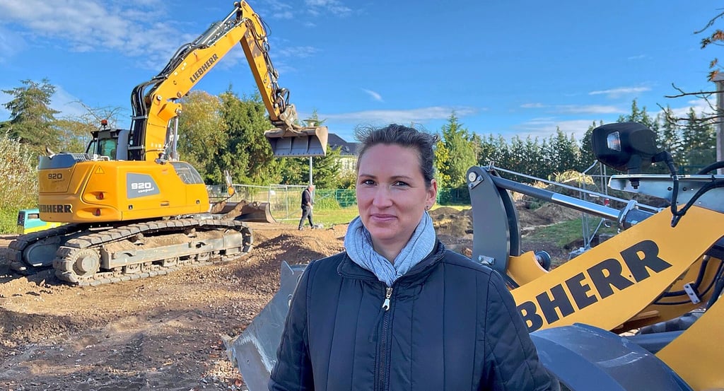 Jana Raffel-Schwarz am Baufeld, auf dem später der Neubau der Waldorfschule stehen soll.