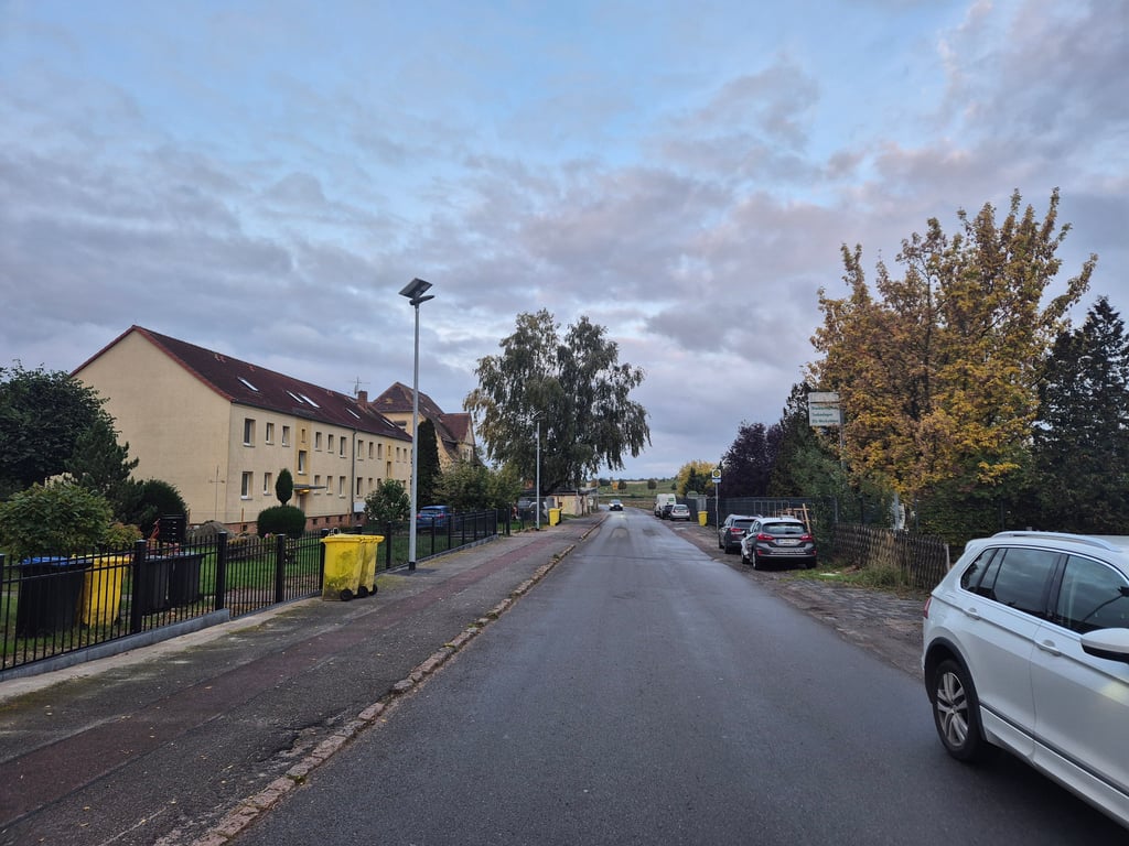 In der Salzstraße in Angersdorf werden derzeit neue Solarlaternen getestet. Können sie die etablierte, kabelgebundene Beleuchtung ersetzen?