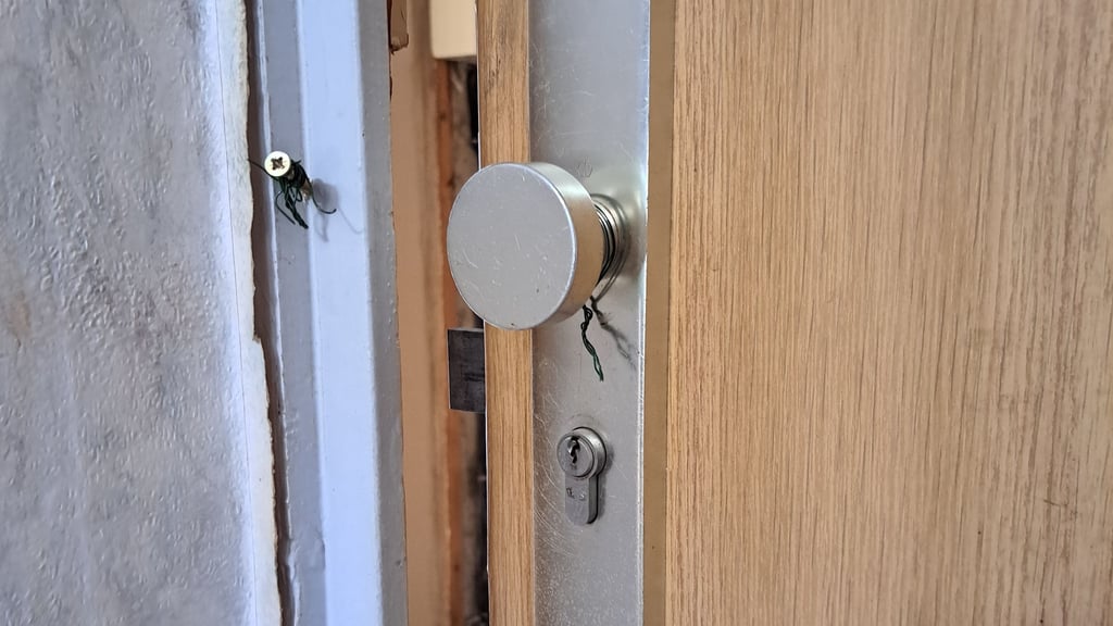 Wohnungstür aufgebrochen und mit Draht gesichert Kornwestheimer Ring Weißenfels