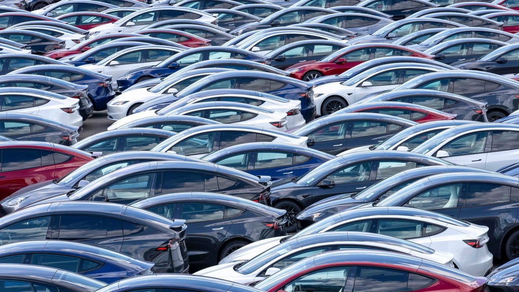 Wenn viele Interessenten den Kauf vor Ablauf der Prämie vorgezogen haben, könnten im laufenden Quartal wieder mehr Teslas unverkauft bleiben. (Archivbild)