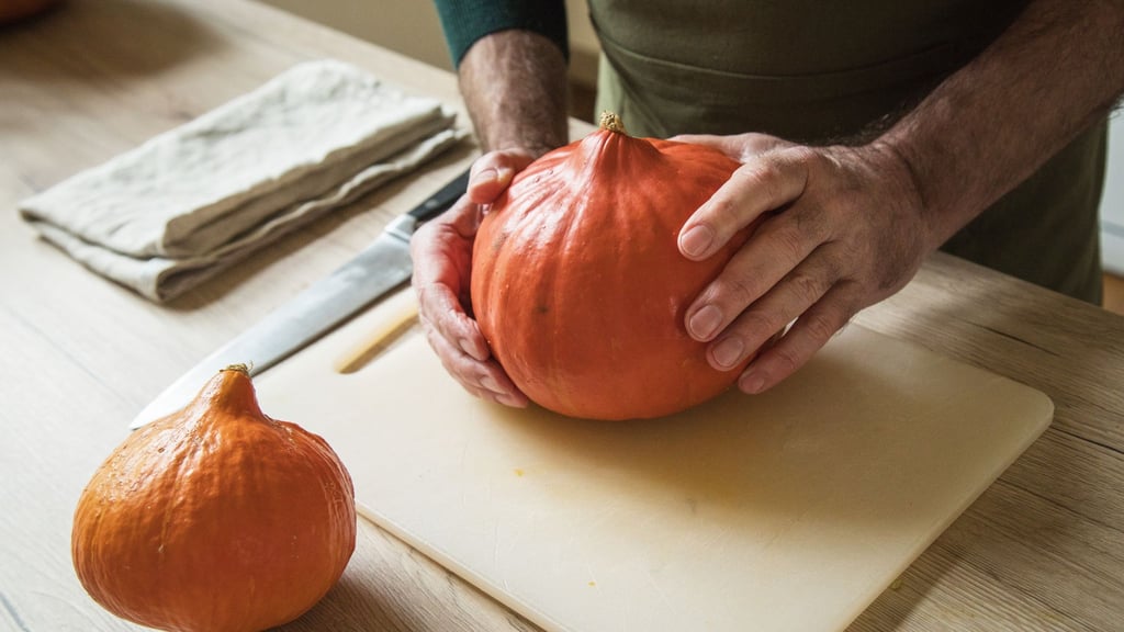 Herbstzeit ist Kürbiszeit: Ob als Püree, Suppe oder kreative Halloween-Deko, mit diesem vielseitigen Supergemüse lässt sich so einiges anstellen.