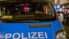 Der Fahrer fuhr bei seiner Flucht mehrfach gegen Polizeiautos. (Symbolbild)