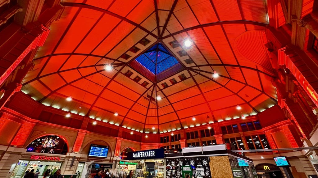 Wer dieses Spektakel live sehen möchte, muss Samstagabend in den Hauptbahnhof Halle kommen.