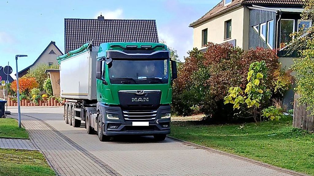 Viele Lkw ignorierten anfangs in Siebigerode das Durchfahrtsverbot in der Felstraße.