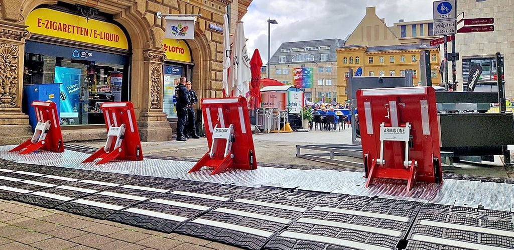 Das Schutzsystem „Armis One“ kam in Halle das erste Mal zur Deutschland Tour zum Einsatz. Auch beim Weihnachtsmarkt soll es Zufahrten blockieren.
