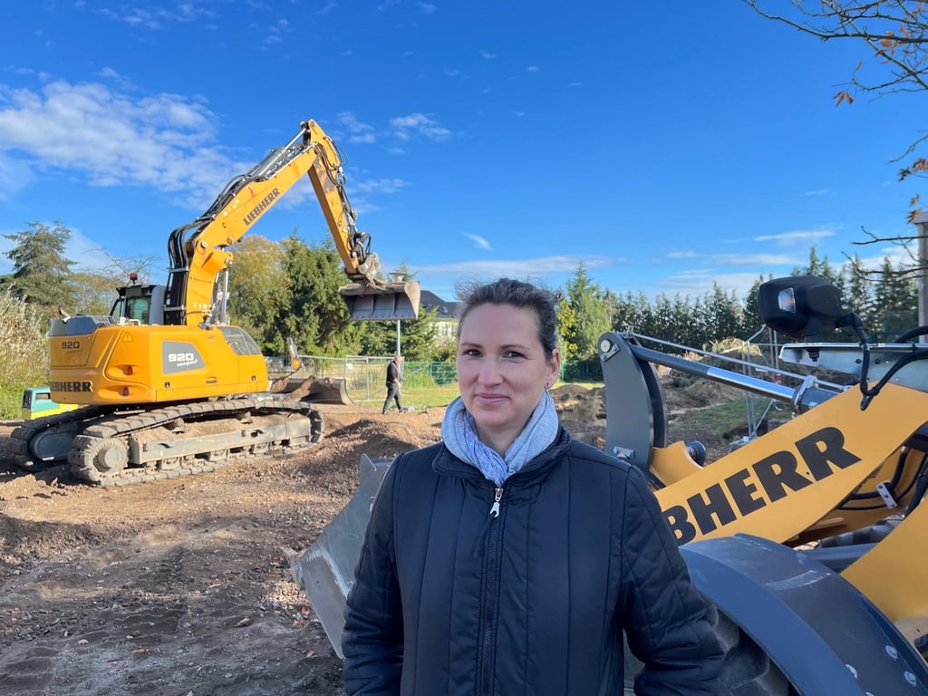 Jana Raffel-Schwarz am Baufeld, auf dem später der Neubau der Mosigkauer Waldorfschule stehen soll.