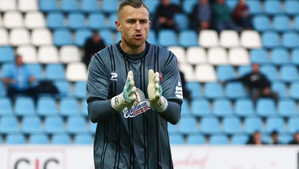 Dem Halleschen FC und Torhüter Sven Müller hilft im Topduell gegen Lok Leipzig nur ein Sieg weiter.