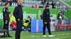 Genießt vorerst noch Rückendeckung: VfL Wolfsburgs Trainer Paul Simonis (l).