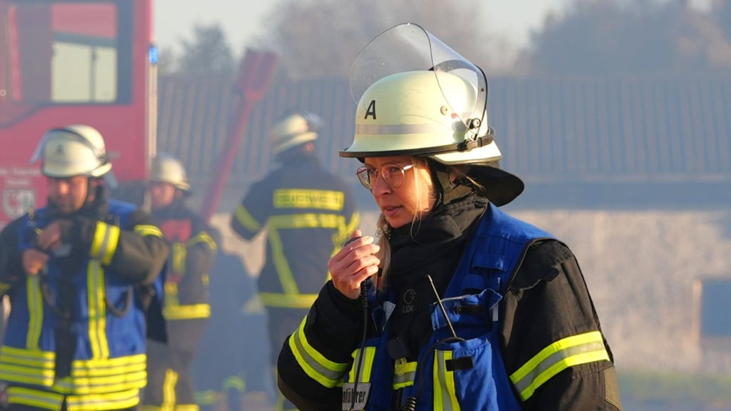 Bindfelder Feuerwehrfrau Babette Sengespeik musste als erste Gruppenführerin an der Einsatzstelle den Überblick über das Geschehen und die eintreffenden anderen Ortswehren behalten.