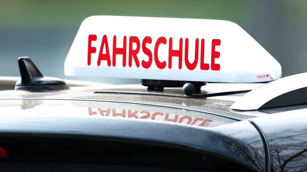 Es wird teurer, den Führerschein zu machen. (Symbolbild)