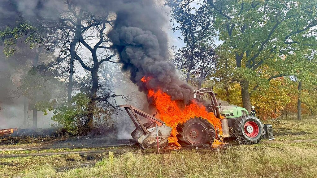 Beim Eintreffen der Kameraden brennt der Traktor lichterloh.