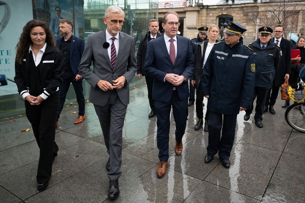 Bundesinnenminister Alexander Dobrindt (CSU) besuchte die Citywache von Polizei und Stadt in Dresden.