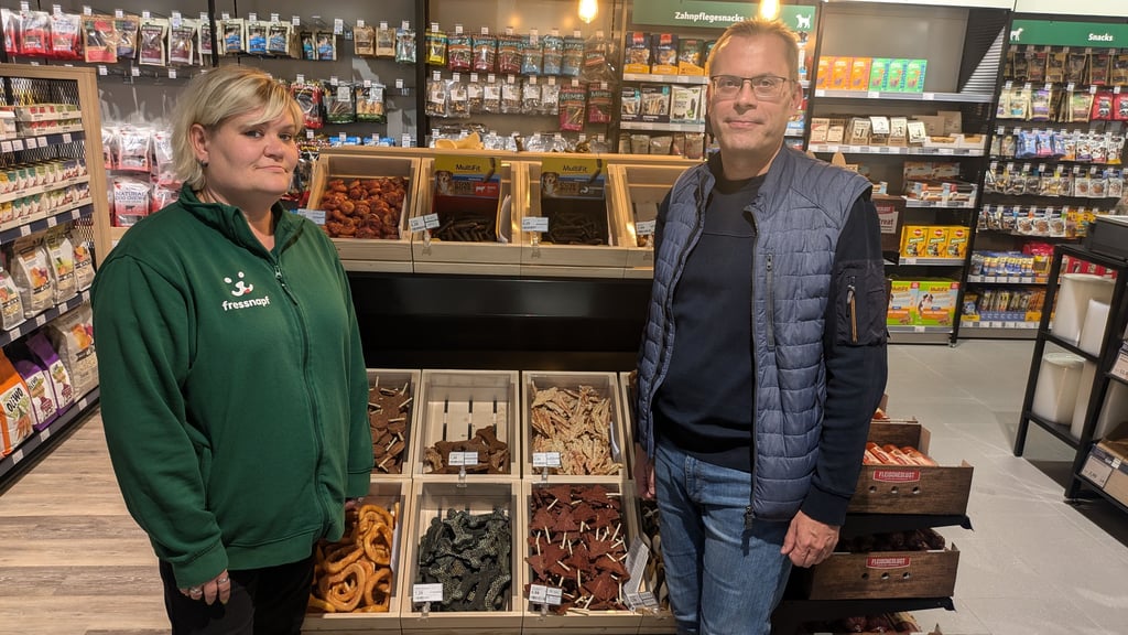 Filialleiterin Janine Jäntsch und Geschäftsführer Dirk Winter stehen vor dem neuen Meat Corner.