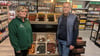 Filialleiterin Janine Jäntsch und Geschäftsführer Dirk Winter stehen vor dem neuen Meat Corner.