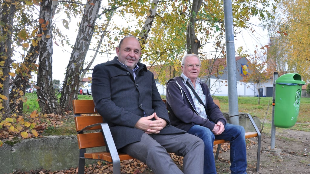 Am Anleger nahe des Lidl-Discounters in Genthinist einen neue Sitzbank aufgestellt worden. Der CDU-Abgeordnete Thomas Staudt (li.) mit dem Vorsitzenden der Genthiner Stadtsenioren Klaus-Dieter Bauer.